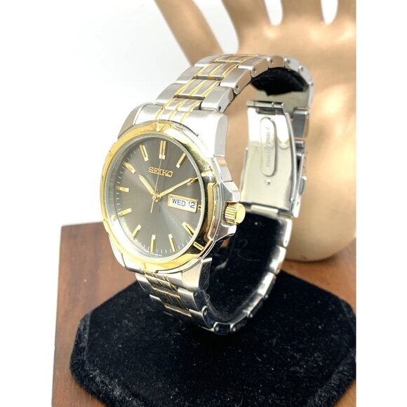 Seiko Men's Watch SUR356 Quartz Gray Dial Day Date Two Tone Stainless Steel 39mm - Picture 2 of 16